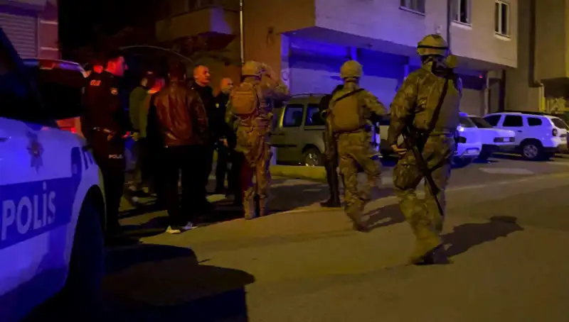 Balkondan Tüfekle Ateş Açtı, Gergin Dakikalar Yaşandı