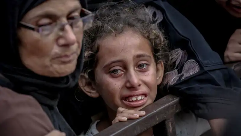 Gazze’de Açlık Savaşları: İsrail Askerleri İnsani Yardımları Toprağa Gömüyor
