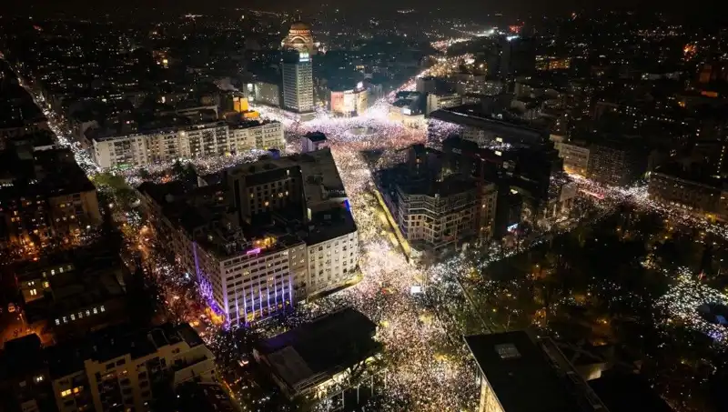 Sırbistan’da Öğrenci Protestoları Patlak Verdi: Belgrad Sokakları Dolduruldu!