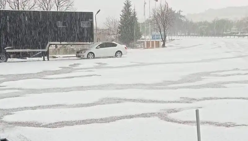 Tekirdağ'da Bembeyaz Bir Manzara: Ceviz Büyüklüğünde Dolu Yağdı