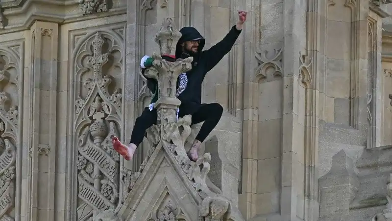 Londra'da Şok Protesto: Filistin Bayrağı ile Big Ben'e Tırmandılar!