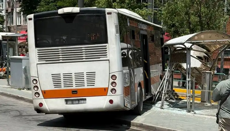 Belediyesi Otobüsü Tramvay Durağında Büyü Bozdu: Olayın Ardındaki Gerçekler