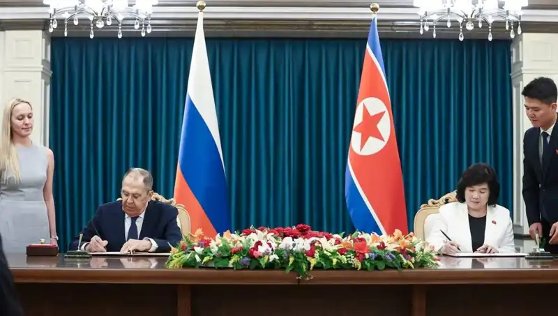 Lavrov ve Kuzey Koreli Mevkidaşı İle Tarihi Görüşme Gerçekleşti