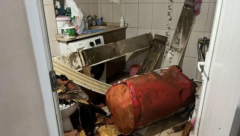 Ege Bölgesi'nde Fırtına Alarmı: Ağaçlar Devrildi, Beyazı Andıran Manzaralar!